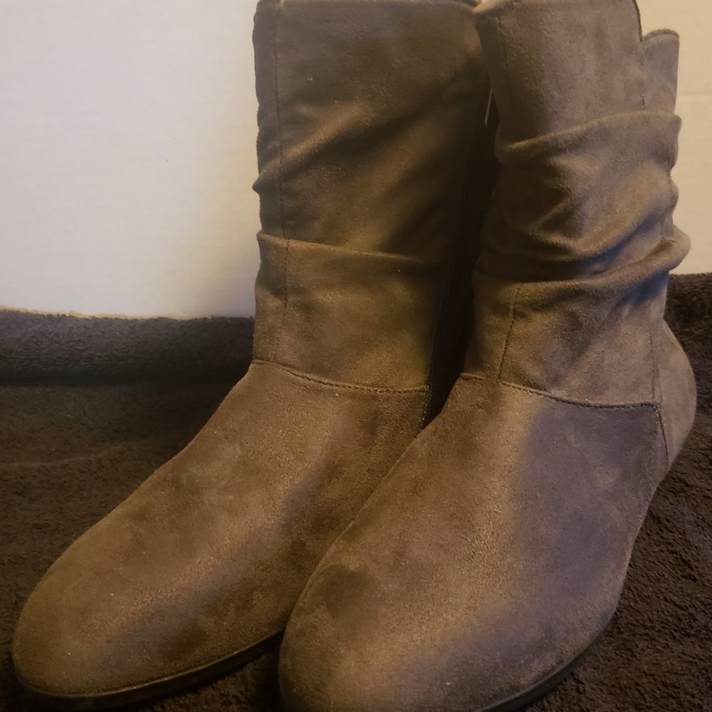 ID Required Zip Ankle Boots Size 10 Gray
